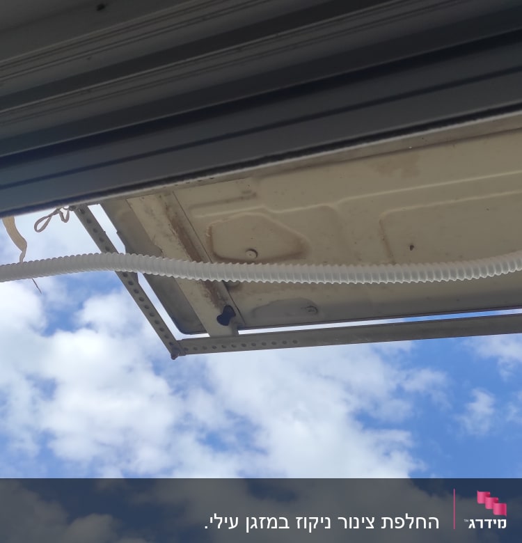 צינור מיזוג אוויר מחובר ליחידה חיצונית